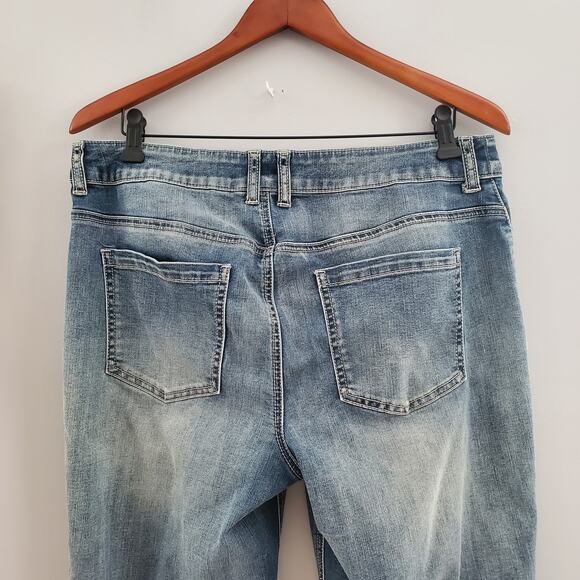 Chico's Platinum Denim Light Wash Blue Straight Jeans Size 12 - Picture 4 of 8